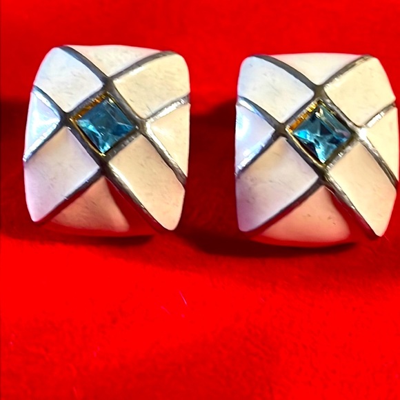 Gold Earring Pair - Picture 9 of 12